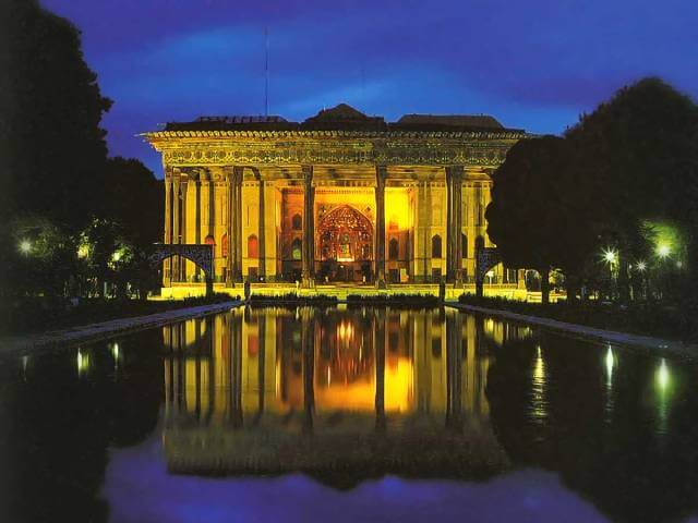 باغ چهل ستون یکی از مکان های دیدنی و تاریخی اصفهان است. | تهران دیزاین سنتر