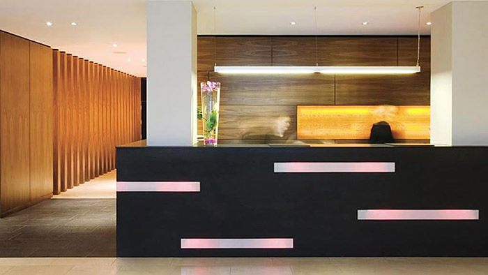 دکوراسیون پذیرش هتل با طراحی مدرن | چوب در دکوراسیون هتل | شرکت معماری و دکوراسیون داخلی تهران دیزاین سنتر