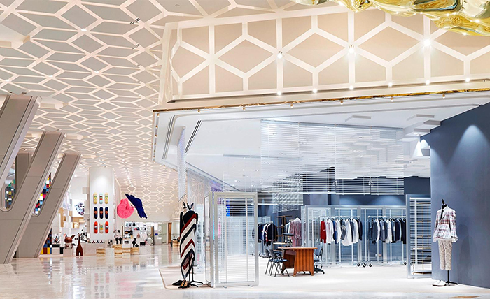 طراحی دکوراسیون فروشگاه لباس با ایجاد فضای باز برای مشتری | شرکت معماری داخلی تهران دیزاین سنتر