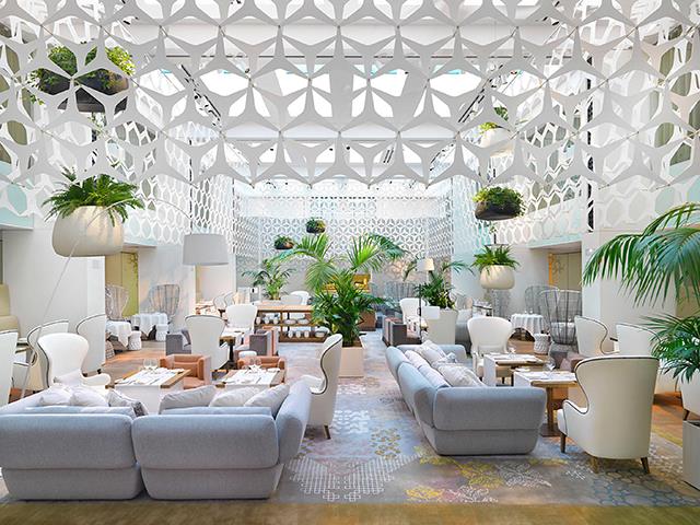 استفاده از گیاهان و عناصر طبیعی در طراحی هتل لوکس | شرکت معماری داخلی تهران دیزاین سنتر
