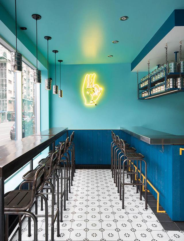 بزرگتر نشان دادن فضا با استفاده از رنگ آبی در رستوران | طراحی دکوراسیون اداری | شرکت معماری و دکوراسیون داخلی تهران دیزاین سنتر
