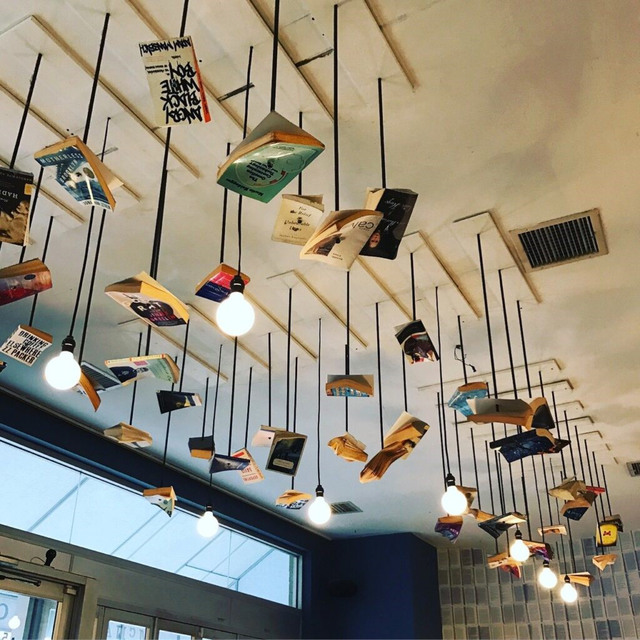 آویختن کتاب ها از سقف در طراحی کافه کتاب | شرکت تهران دیزاین سنتر