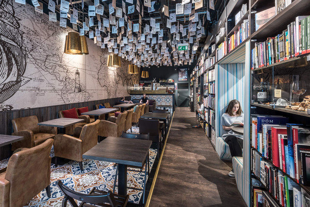 قفسه کتاب ها در کافه کتاب| شرکت تهران دیزاین سنتر