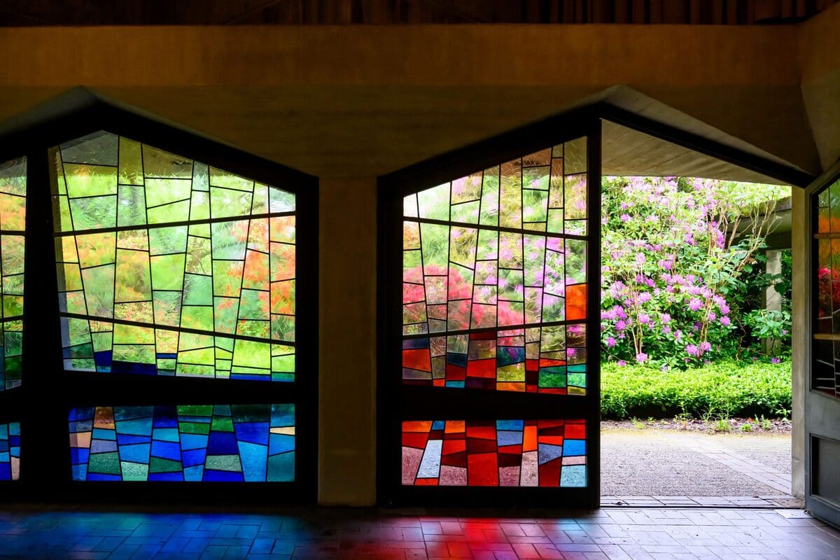 شیشه رنگی در معماری مدرن | تهران دیزاین سنتر